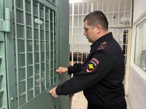 В Новокубанском районе полицейские пресекли незаконный оборот наркотиков